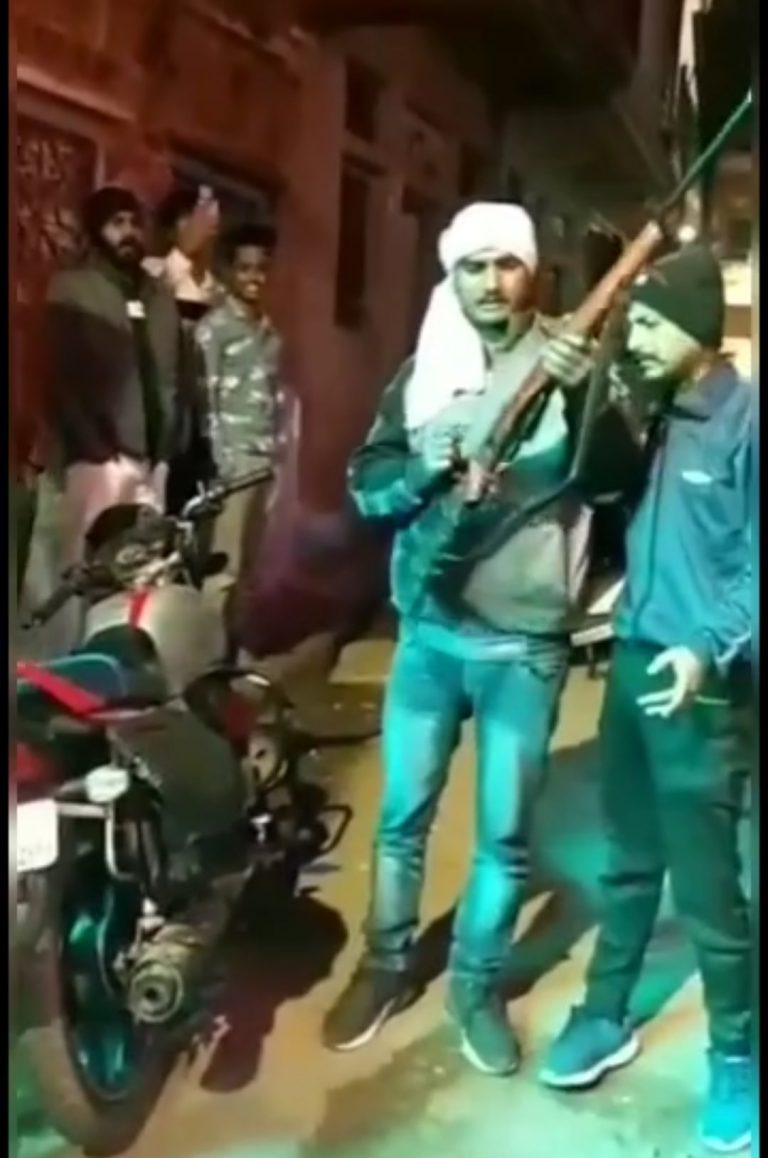 सड़क पर खुलेआम गोलियां चलाते हुए युवक का वीडियो वायरल