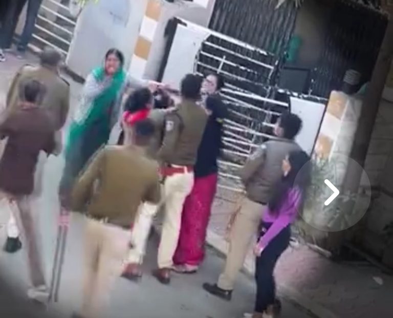 पुलिस ने किया महिलाओं पर लाठीचार्ज,लोगों ने किया पुलिस पर पथराव 
