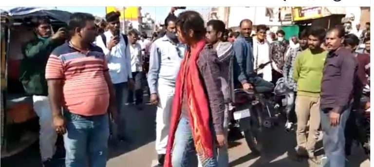 वैलेंटाइन डे वाले दिन महिला अपने पति को घसीटते हुए ले गई थाने