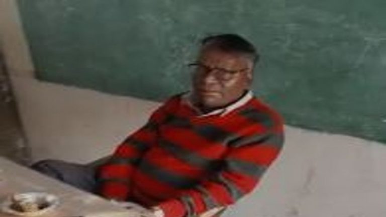 स्कूल में शराब पार्टी कर रहे टीचर,ग्रामीणों ने वीडियो किया वायरल