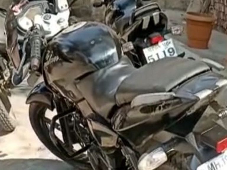 प्रेमी प्रेमिका फंसे चेकिंग में, पुलिस के सामने कह दी ऐसी बात
