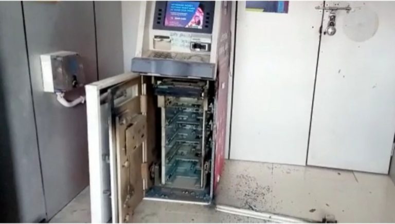 मुरैना में ATM को गैस कटर से काटकर लूटे 19 लाख, सीसीटीवी कैमरे को किया ऐसे बंद