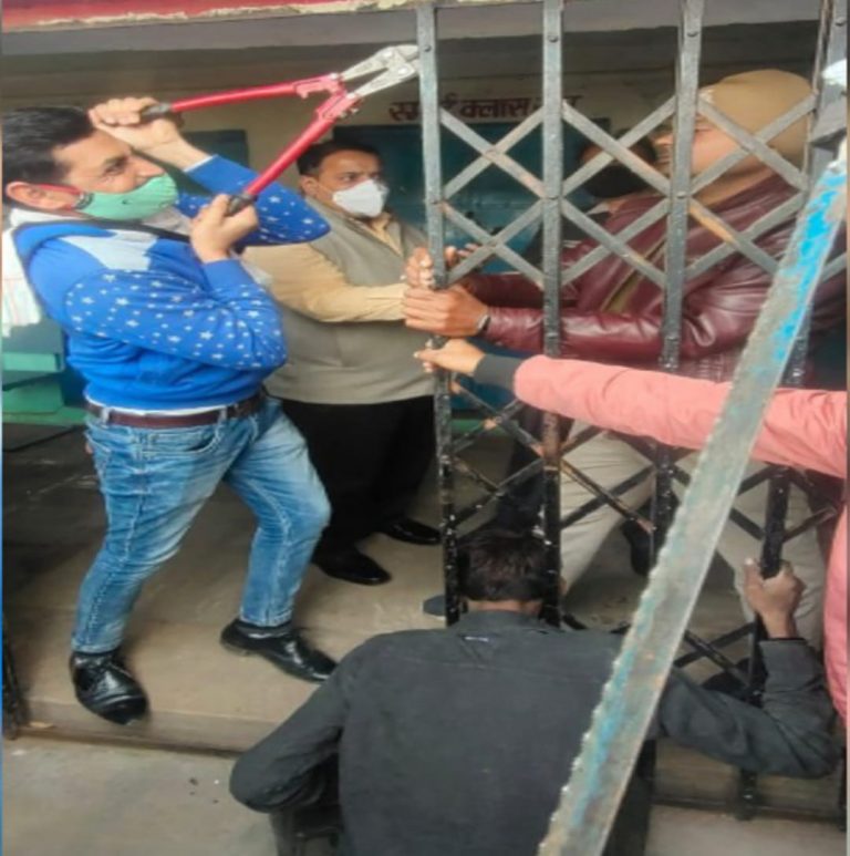 सिरफिरे को स्कूल में ताकाझांकी पड़ी महंगी, चैनल गेट में फंसा सिर