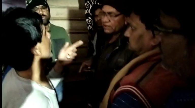 हैरान करने वाली लूट: लुटेरों ने कट्टा अड़ाकर व्यापारी की पत्नी का न्यूड वीडियो बनाया और लूट ले गए 45 लाख रुपए
