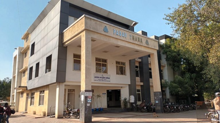 फ़ेसबुक फ़्रेंड ने गर्लफ्रैंड के साथ गेस्ट हाउस में किया रेप