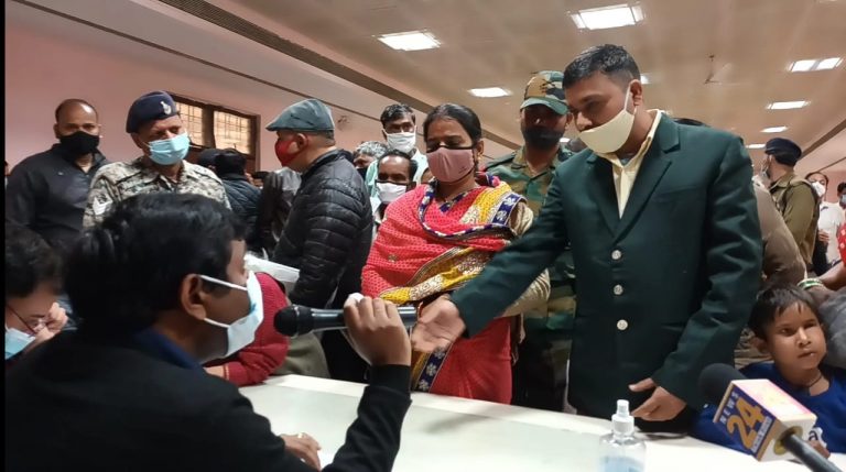 कलेक्टर से रिटायर्ड फ़ौजी बोला- बंदूक उठाकर पान सिंह जैसा बागी बन जाऊं