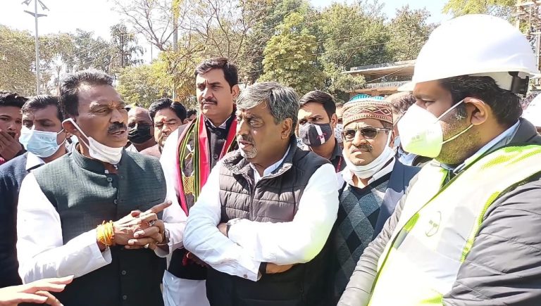 निर्माण में लेट लतीफी से नाराज मंत्री ने लगाई फटकार, ठेकेदार से कहा- बताओ काम कब पूरा करोगे