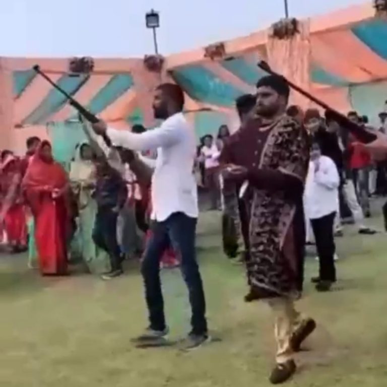 शादी में बंदूक के धमाकों के साथ दूल्हे की एंट्री, दुल्हन के सामने की धांय धांय; देखिए Video
