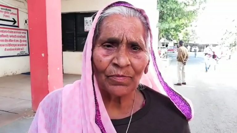 बुजुर्ग महिला ने SP से कहा- “मैं ज़िंदा हूं साहब”, वजह जानकर चौक जाएंगे आप