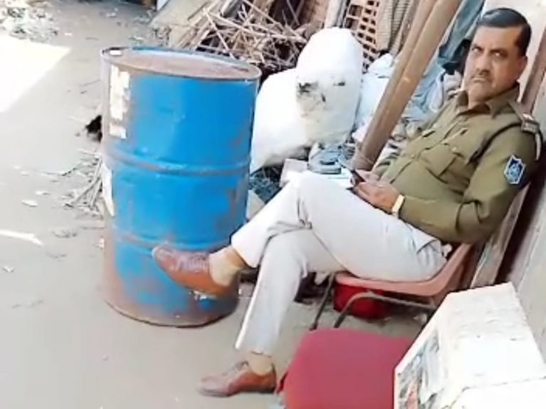 सब इंस्पेक्टर ने लगा दिया खाकी वर्दी पर दाग, रिश्वत लेते हुए वीडियो हुआ वायरल