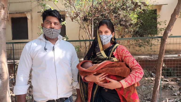 डॉक्टर बनने की चाह, माँ 20 दिन के बेटे के साथ दे रही 12 वीं की परीक्षा