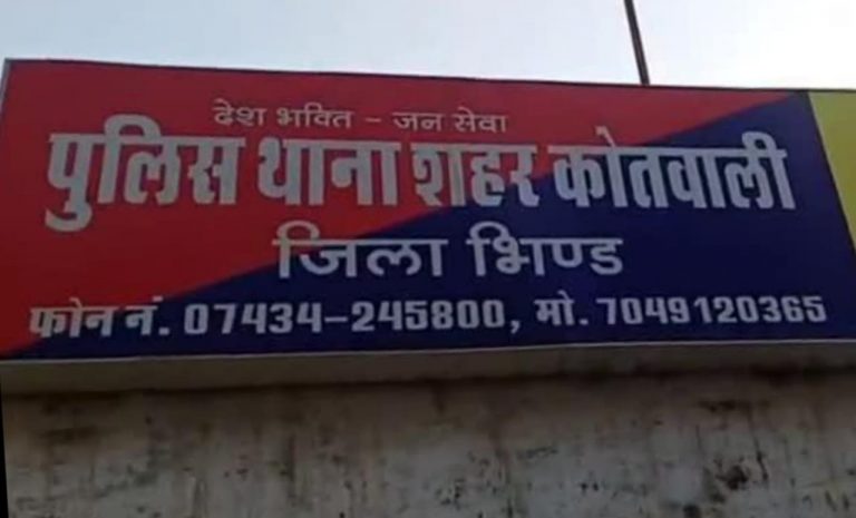 शादीशुदा माशूका के घर रोमांस कर रहा था बॉयफ्रेंड, आ धमका पति