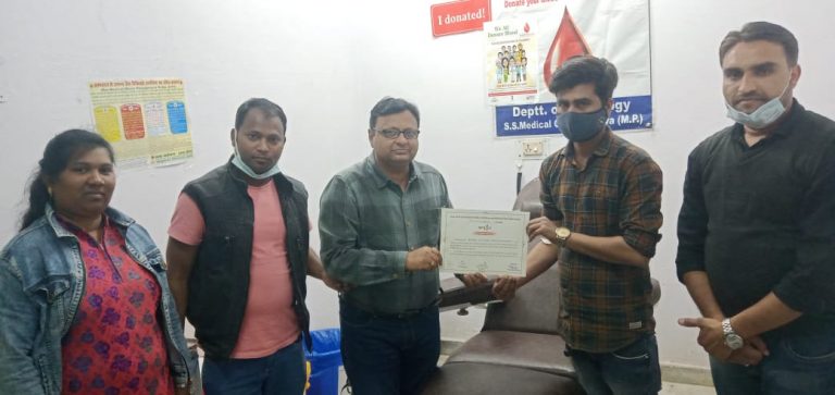 युवक ने इस वजह से किया रक्तदान, ब्लड बैंक के प्रभारियों ने किया सम्मानित                                      