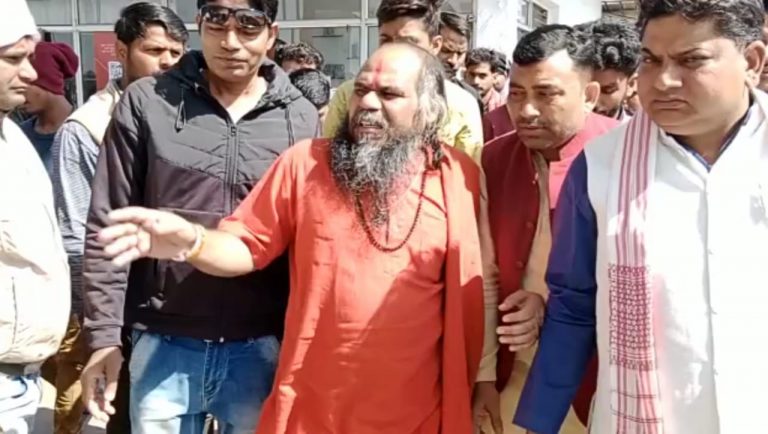हाईवे जाम करने जा रहे बाबा की चेलों सहित पिटाई, फूट-फूटकर रोए मिर्ची बाबा