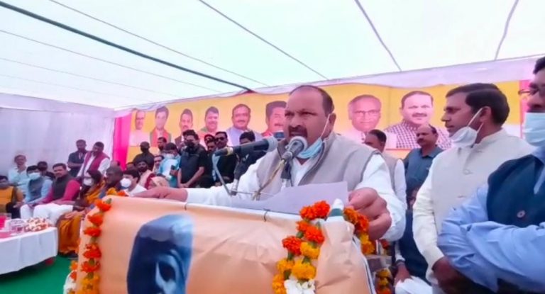 कांग्रेस MLA सतीश सिकरवार ने मंच से की सिंधिया की तारीफ, 5 माह में तीसरी बार की तारीफ