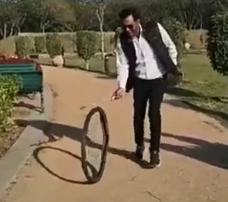 SDM को आई बचपन की याद, तो खुद भी चलाने लगे टायर