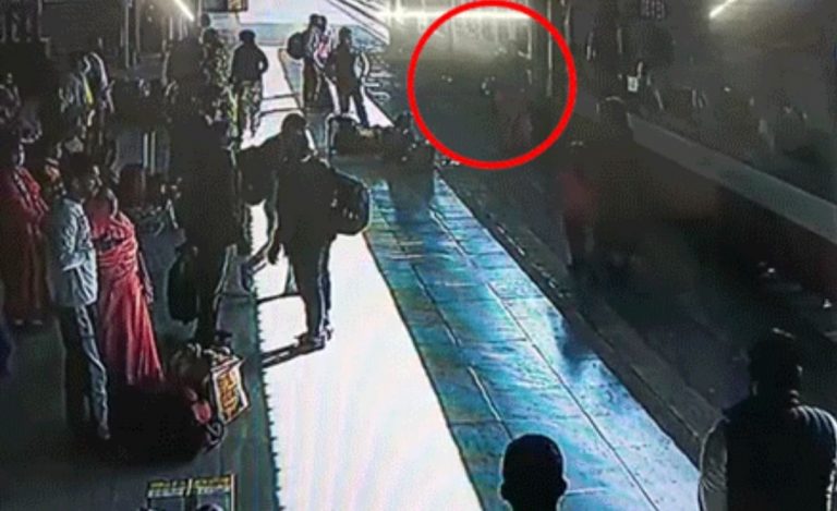 दर्शन के लिए जा रही महिला रेल के नीचे गिरकर कटी, लाइव वीडियो आय सामने