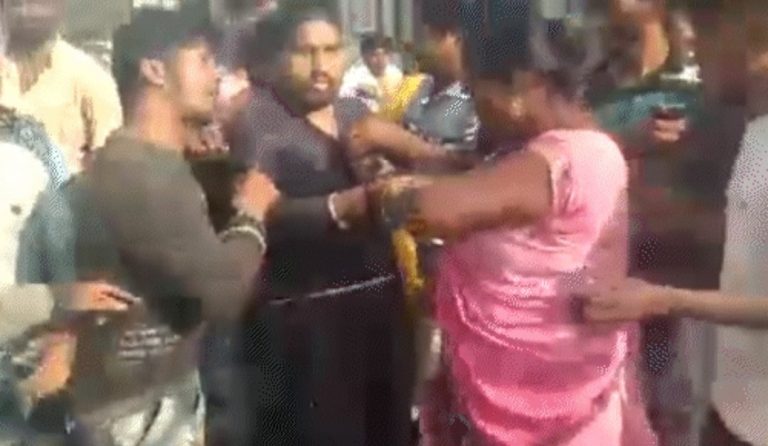महिला के साथ छेड़छाड़ करने पर किया न्यूड, लोगों ने डंडे से जमकर की पिटाई