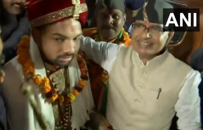 सीएम शिवराज ने बारात में दूल्हे राजा से मांगे वोट, दूल्हे ने कही ये बड़ी बात