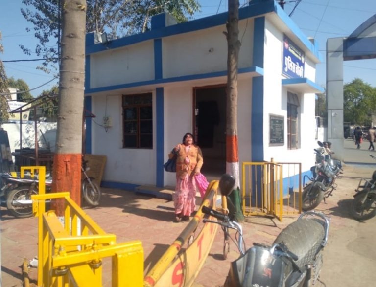 शराबी महिला ने पुलिस थाने में किया हंगाम, पुलिसकर्मी थाने से उठ कर भागे