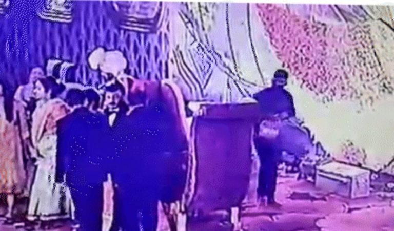 शादी में दूल्हा दुल्हन के सामने से पैसों से भरा बैग उड़ा ले गए चोर