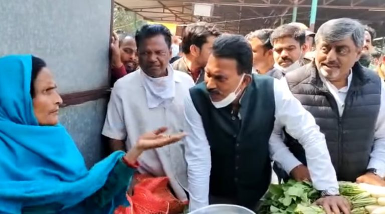 MP सरकार के दो-दो मंत्रियों के मनाने पर भी सब्जी बेचने वाली महिला 10 हज़ार रुपए का लोन लेने तैयार नहीं हुई