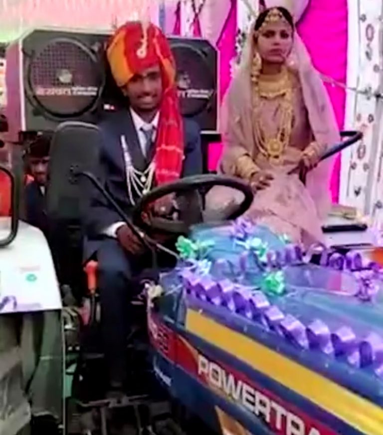 देखते रह गए शादी में आए मेहमान, दूल्हा-दुल्हन की ये खतरनाक एंट्री   