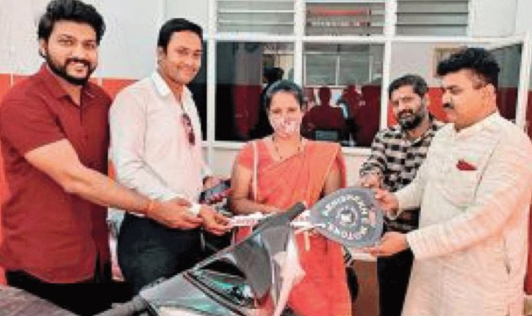 पति ने पत्नी को बर्थडे पर दिया ऐसा अजीब गिफ्ट, देखिए वीडियो