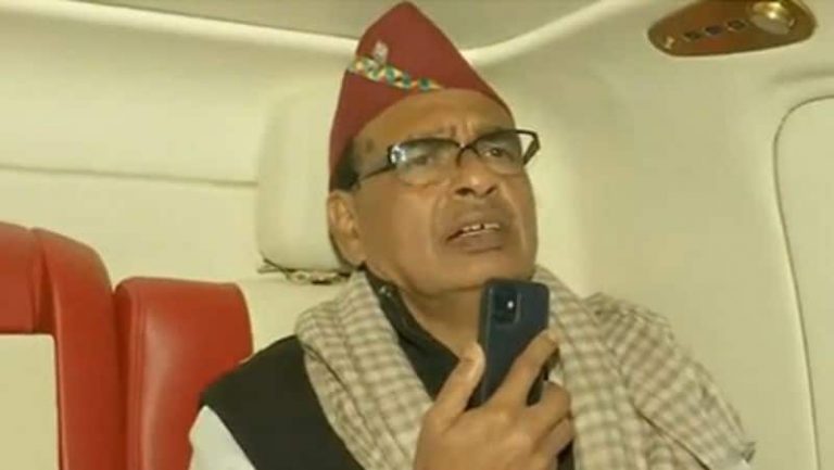 मौसम ने रोका सीएम शिवराज का हेलिकॉप्टर, मोबाइल से की चुनावी सभा