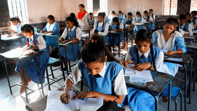 शिक्षा मंत्री का बड़ा फैसला, इन कक्षाओं के पेपर भी ऑफलाइन होंगे