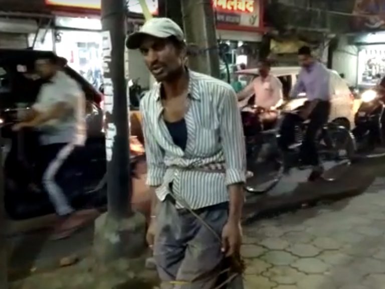 साइकिल चोरी करते हुए पकड़ा युवक को खंभे से बांधकर की पिटाई