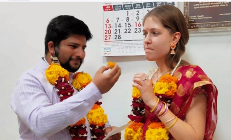 विदेशी लड़की ने देसी लड़के से की शादी, वीडियो कॉल पर लड़के ने किया प्रपोज