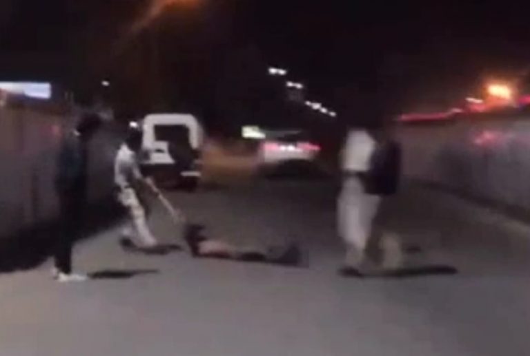 पुलिस की दादागिरी, युवक की मारपीट कर सड़क पर घसीटा, तीन सस्पेंड