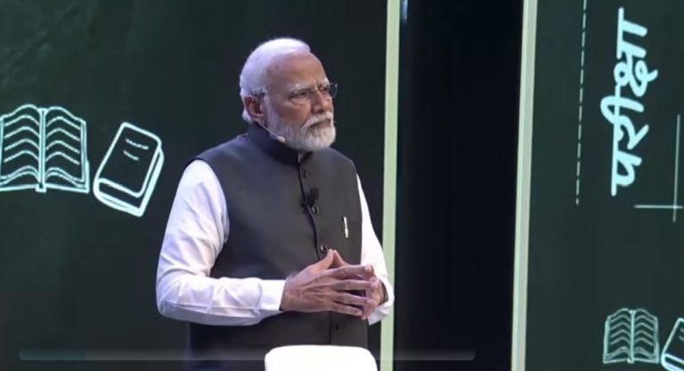 पीएम मोदी ने ऑनलाइन और ऑफलाइन परीक्षा को लेकर छात्रों से कही ये बड़ी बात