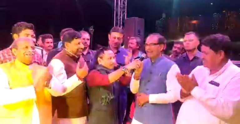 सीएम शिवराज ने गाया बाहुबली गाना, उमा भारती से कही ये बड़ी बात