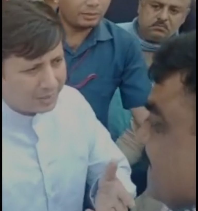 नगर निगम अधिकारियों पर भड़के लोग, विधायक के सामने हुई कहासुनी