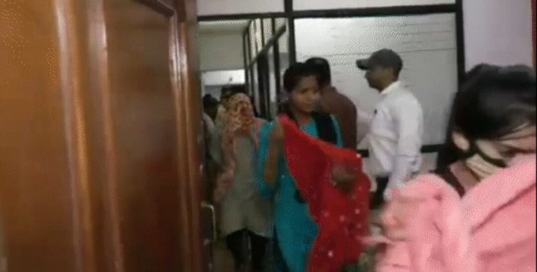 क्राइम ब्रांच पुलिस ने फर्जी कॉल सेंटर पर मारी रेड, सात युवक 15 युवतियां पकड़ी 