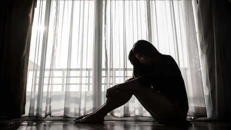 पति के दोस्त ने पत्नी से की ये गलत हरकत