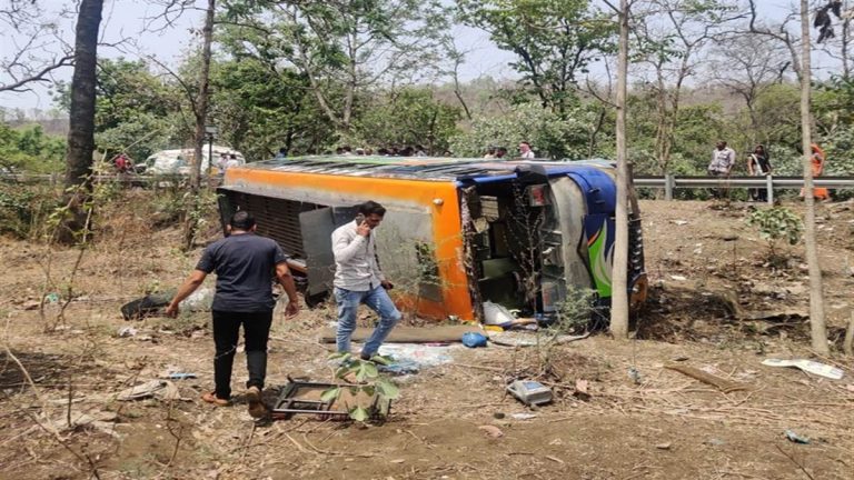 तेज रफ्तार बस पलटने से कई यात्री हुए घायल