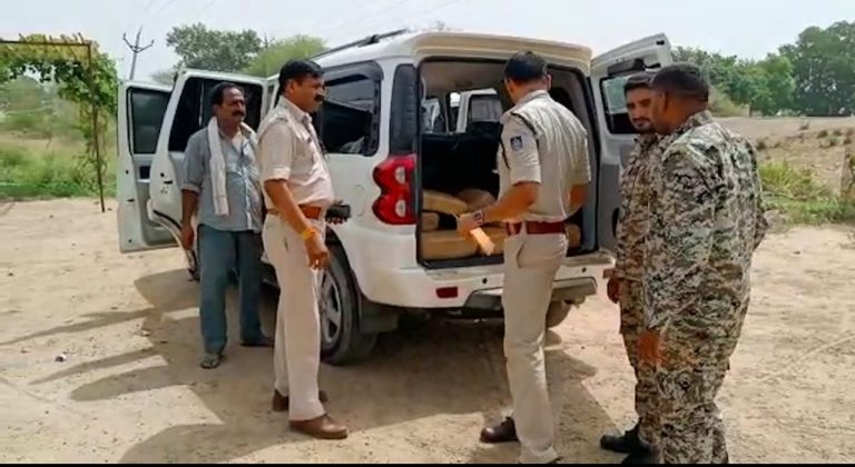 यूपी पुलिस की वर्दी में गांजा ले जाते हुए पकड़े दो भाई