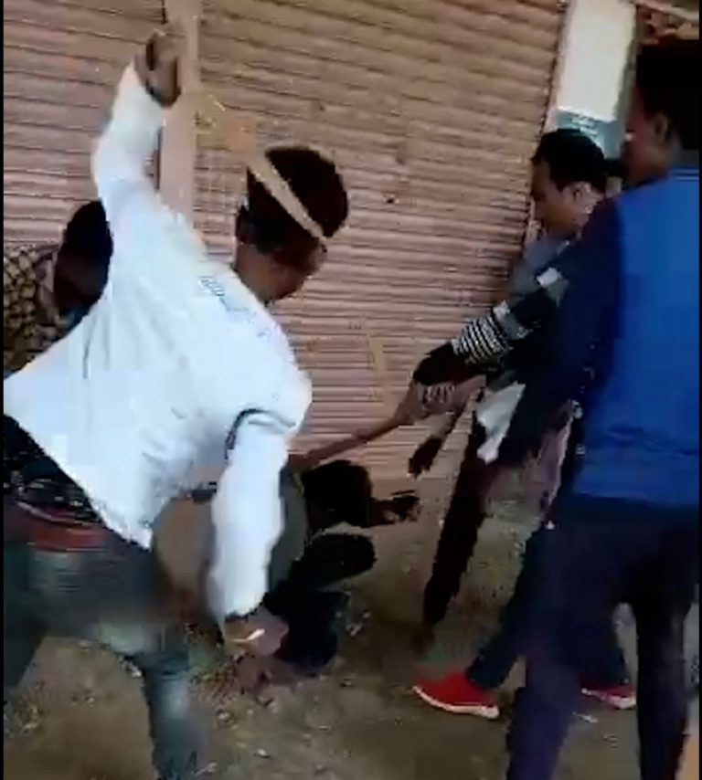 60 रुपए की शराब 80 रुपए में बेचने को लेकर चले लात घूंसे