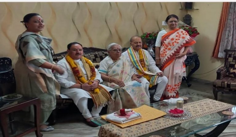 जमाई जेपी नड्डा को सास ने दी सोने की अंगूठी और कोसे का धोती-कुर्ता उपहार