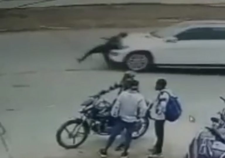 सड़क पार करते समय तेज रफ्तार कार ने युवक को कुचला