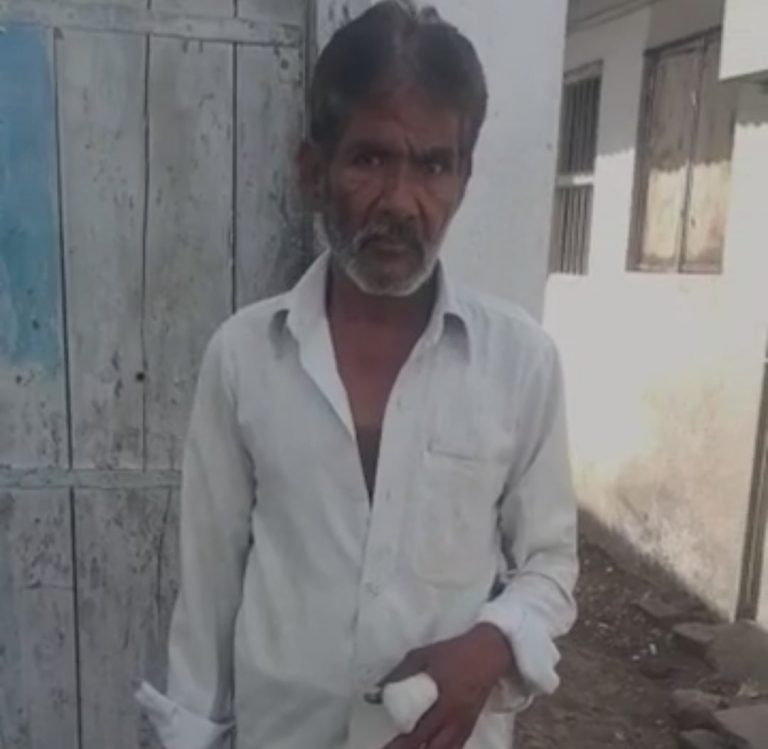 गुंडों ने काटी राहगीर की उंगली, बचाने गए युवक पर किया चाकू से हमला