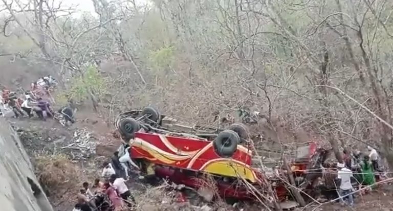 तेज रफ्तार बस खाई में जा गिरी, 5 लोगों की मौत 22 यात्री घायल 