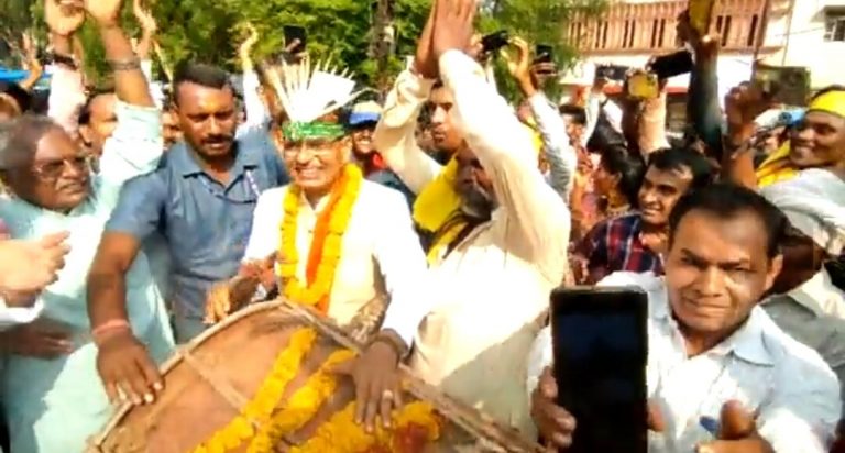 सीएम शिवराज ने आदिवासियों के संग बजाया ढोल