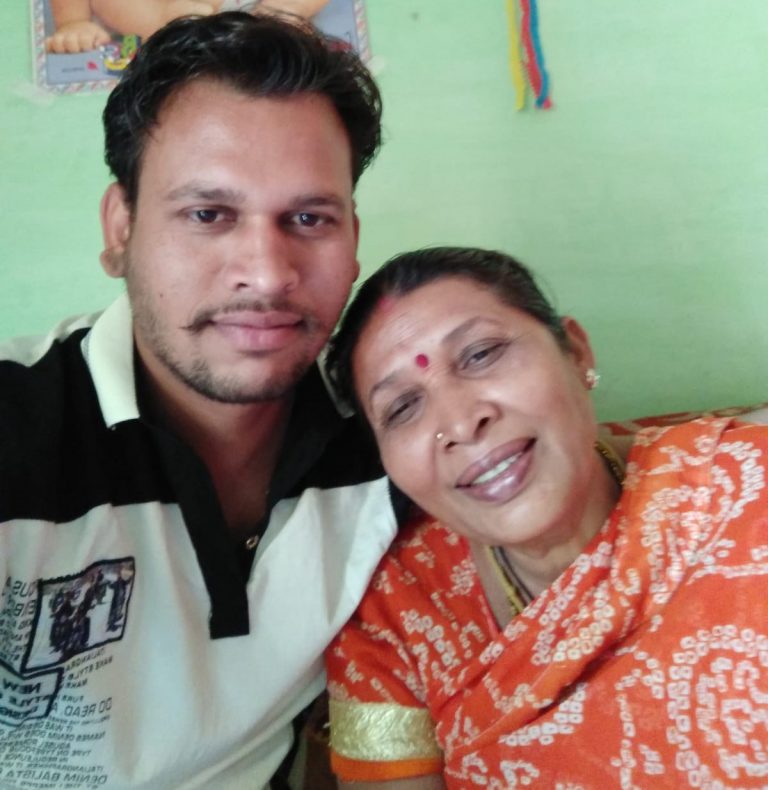 महापौर चुनाव लड़ने के लिए छोडी सरकारी नौकरी, मां का सपना बेटा महापौर चुनाव लडे