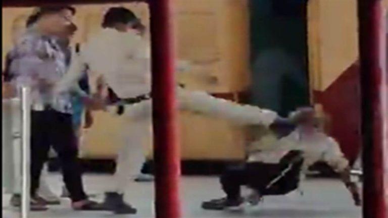 पुलिस जवान ने रेलवे स्टेशन पर एक बुजुर्ग को लात-घूंसों से जमकर पीटा