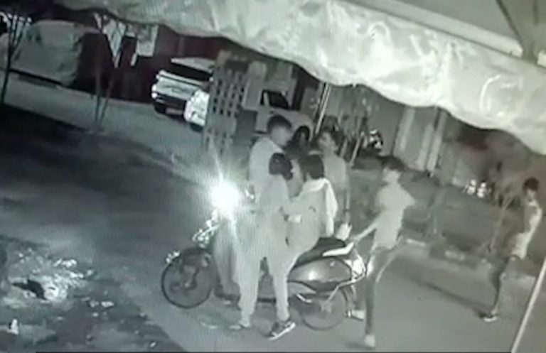 पति पत्नी से लूट करने वाले बदमाशों ने ACP और पुलिसकर्मी की वर्दी फाड़ी