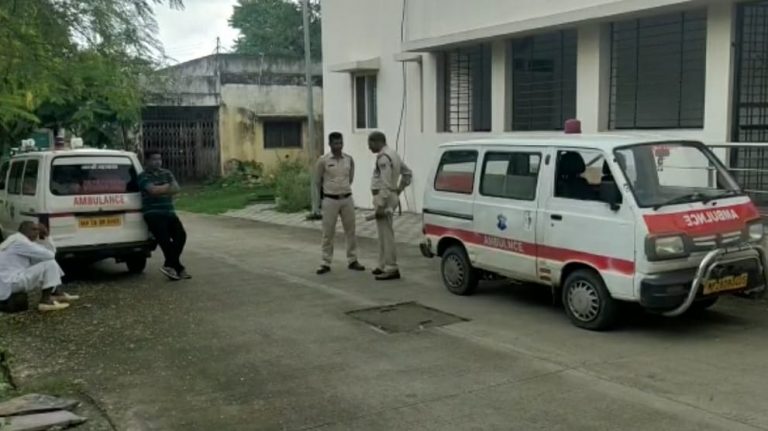 बुजुर्ग ने पत्नी-बेटी समेत खुद पर केरोसिन डालकर लगाई आग